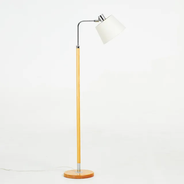 TOMAS JELINEK. golvlampa, IKEA, Stockholm, stomme av björk samt kromad metall.