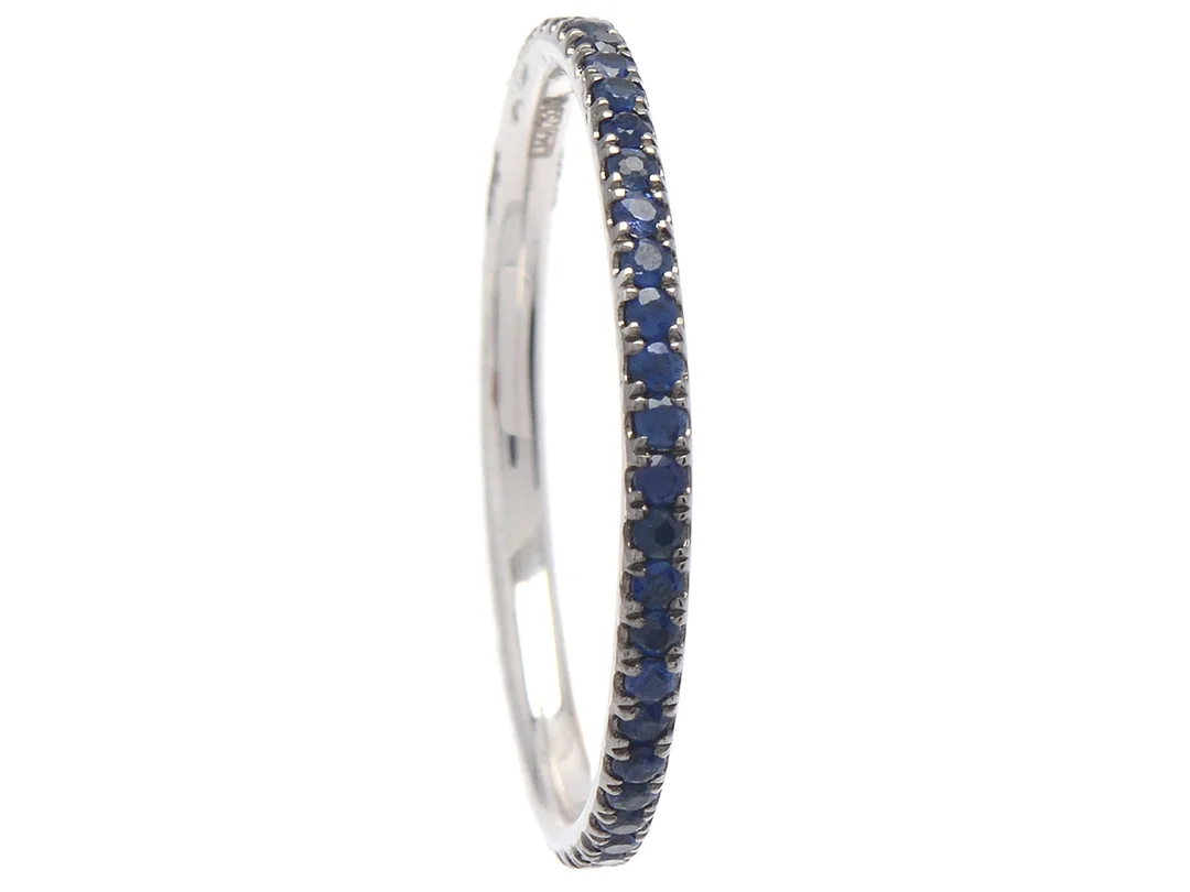 HELALLIANSRING, 18K vitguld, safirer ca 0,30 ctv, stl 16,75 mm, vikt 0,9 g. — Smycken/Alliansring — Kaplans