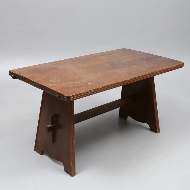 GÖRAN MALMVALL. Matbord med 2 tilläggsskivor, mörkbonad furu, Svensk Fur, 1900-tal.