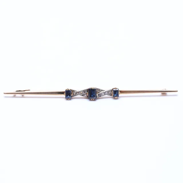 BROSCHNÅL, Art Deco, 18K guld, med diamanter och blå stenar, Gustaf Dahlgren & Co, Malmö, 1925. Vikt a 5.33gram.
