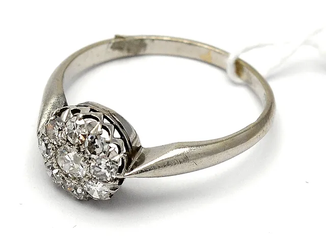 Ring platina 4,2g Ø18¼, med åttkantslipade diamanter 1xca.0,16ct (chip), 8xca.0,05ct