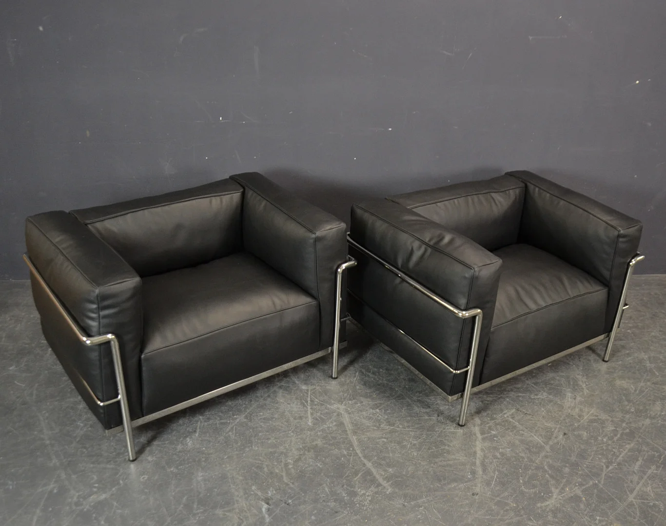 LE CORBUSIER. 2 LC3 SESSEL CASSINA NATURLEDER MIT DAUNEN. — Armchairs & Chairs — Colombos