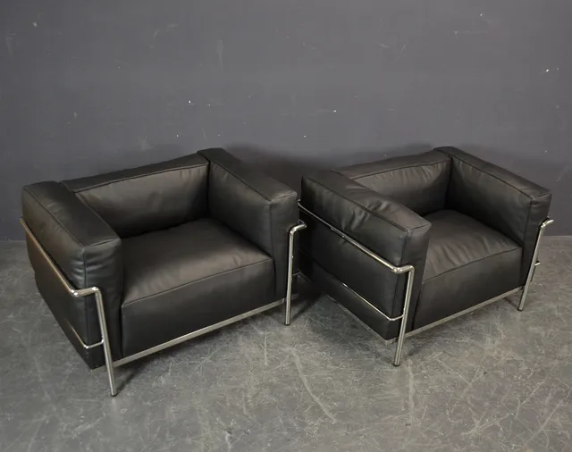 LE CORBUSIER. 2 LC3 SESSEL CASSINA NATURLEDER MIT DAUNEN.