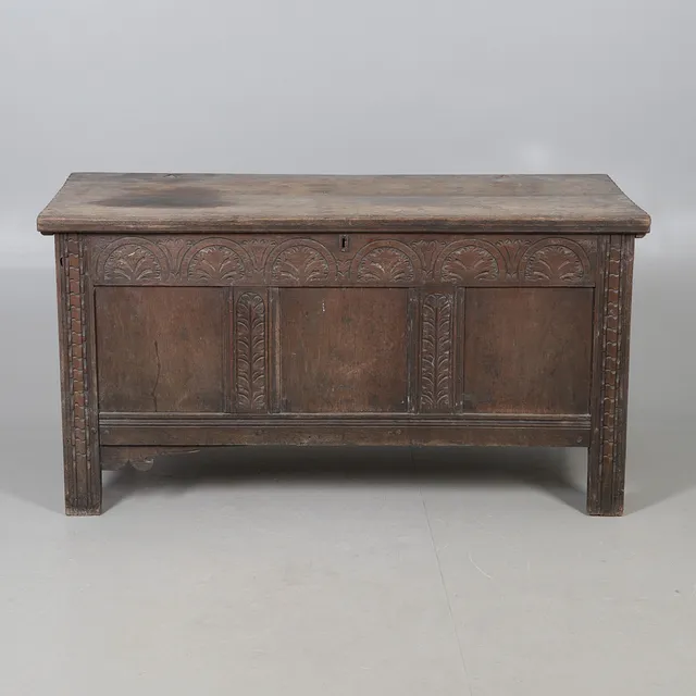 A 17TH CENTURY OAK COFFER.