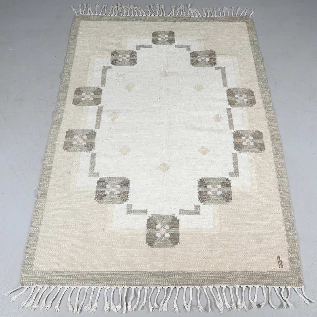 ANNA-JOHANNA ÅNGSTRÖM. TÆPPE. Röllakan. — Persian Carpets & Textiles — Bidstrup Auktioner