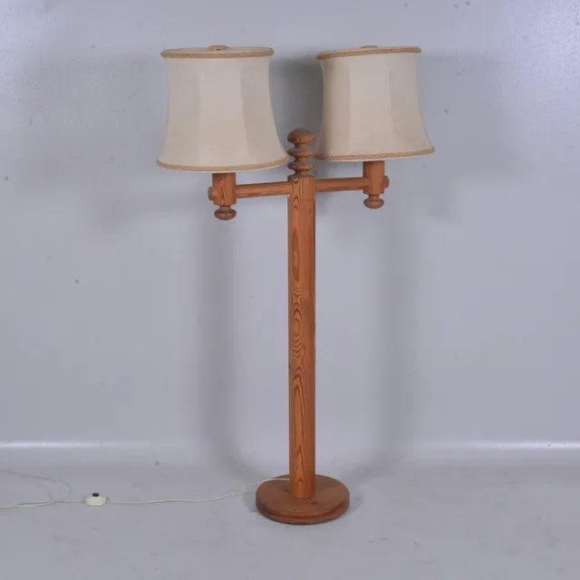 UNO OCH ÖSTEN KRISTIANSSON. Golvlampa, furu, Luxus, 1970-tal.