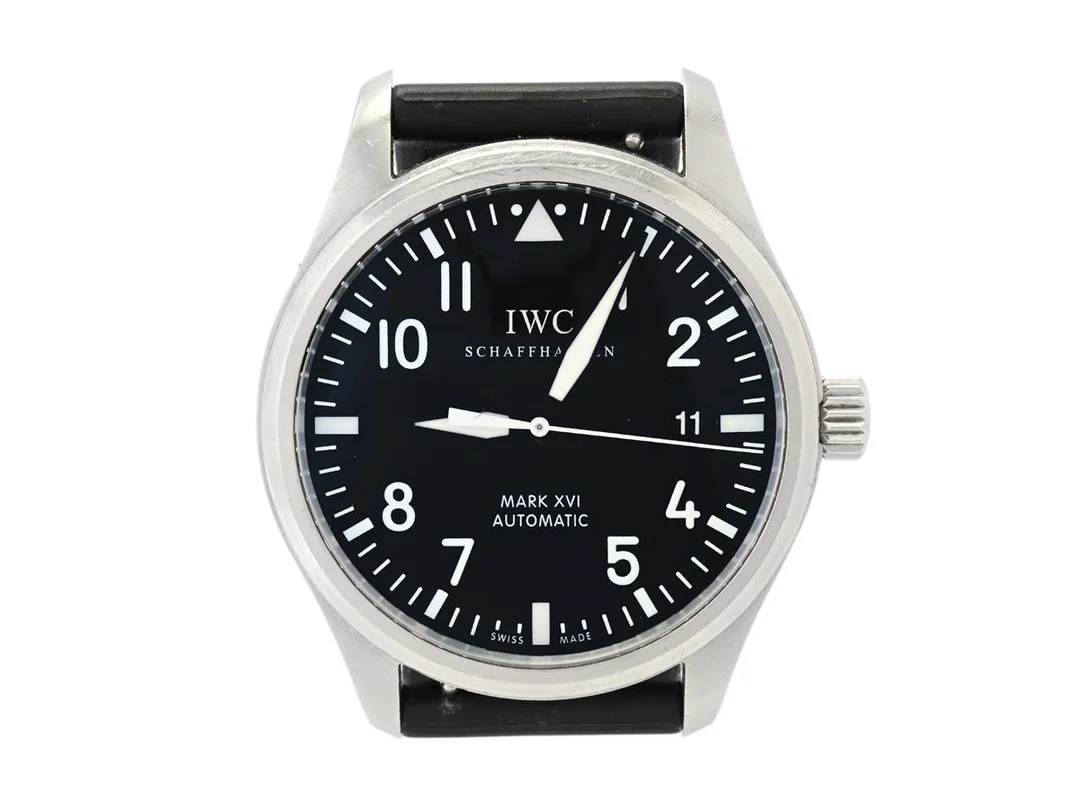 IWC, Schaffhausen, Mark XVI, Cal 30110, Serie nr. 3135783, Ref nr. IW325501, Boett nr. 3596876, herrur, 39 mm, stål, automatisk, safirglas, datum, gummiband, originalspänne, cert, augusti 2011, box. — Klockor/IWC — Kaplans