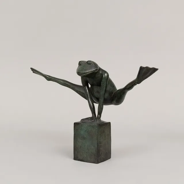 ART PEOPLE GALLERY, SWEDEN. "Look at my legs", grönpatinerad brons, stämplad APG.