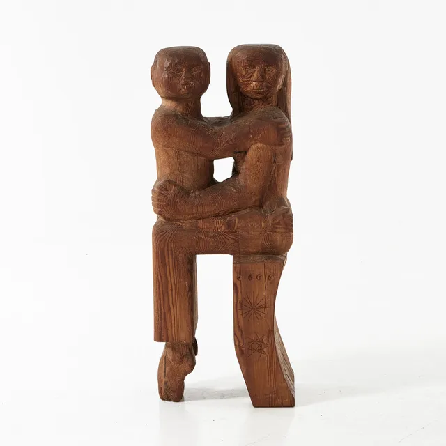 ERIK HÖGLUND. Skulptur, kvinna med barn, furu, skuren dekor, 1950-tal.