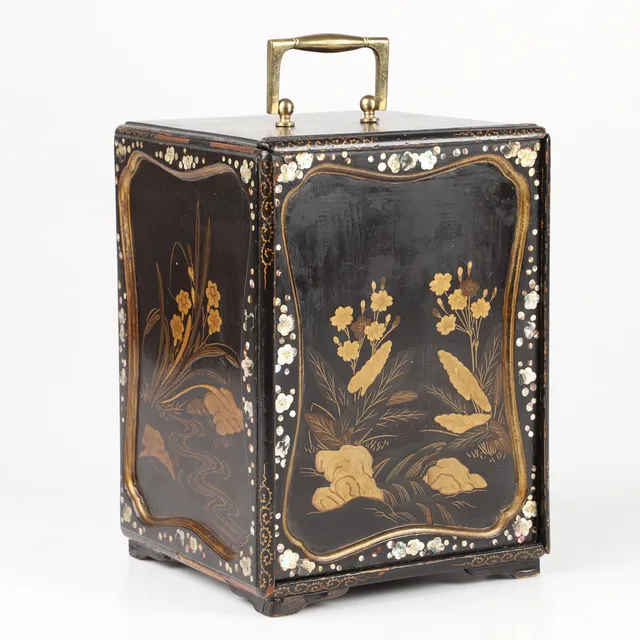 KABINETT, Japan, lackerat trä med pärlemo, 1800-tal.