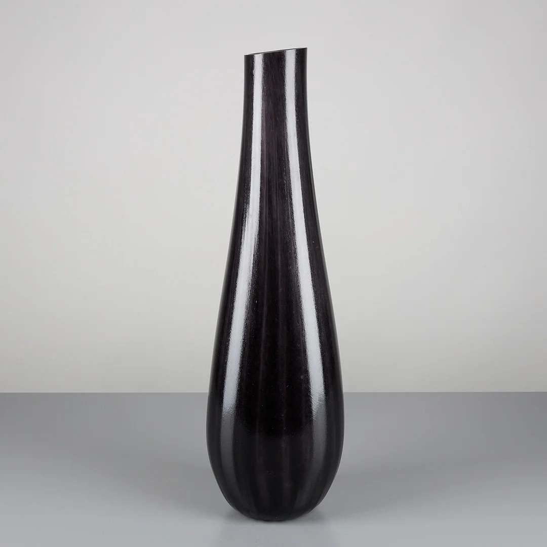 TARMO MAARONEN (1963). VAS, signerad Fiskars samt daterad 2007, lilatonat glas. — Art glass — Stockholms Auktionsverk Helsinki