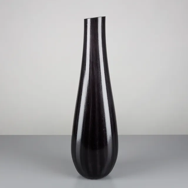 TARMO MAARONEN (1963). VAS, signerad Fiskars samt daterad 2007, lilatonat glas.