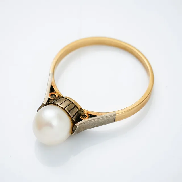 RING, 18 k guld, 1 odlad vit saltvattenspärla.