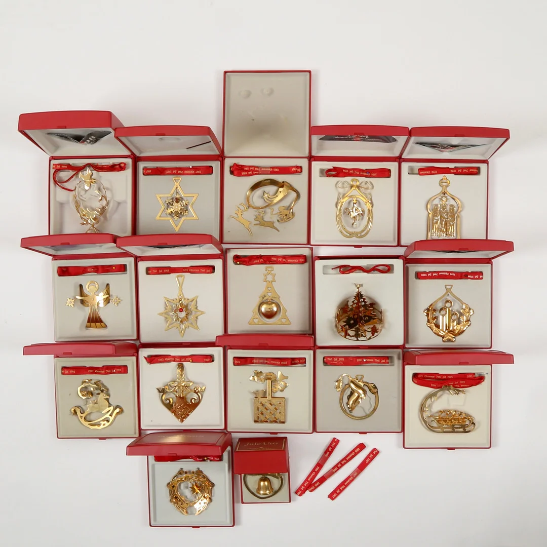 GEORG JENSEN. En samling på sytten juleuroer, 1984-2000 (17). — Other collectables — Bidstrup Auktioner