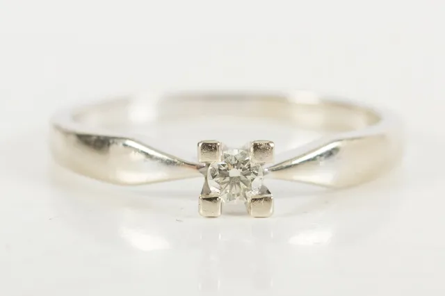 Solitaire ring af 14kt hvidguld, 0.10 ct