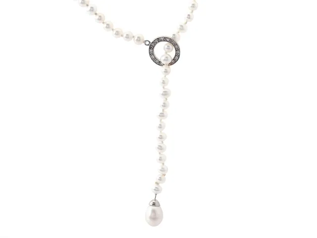 PÄRLCOLLIER, odlade sötvattenpärlor, en droppformad pärla, lås i sterlingsilver med vita stenar, längd 59 cm, vikt ca 16,8 g.