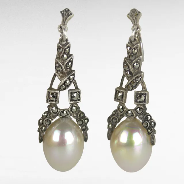 ÖRHÄNGEN, art déco, silver 835 med oval pärla och markasiter, tidigt 1900-tal.