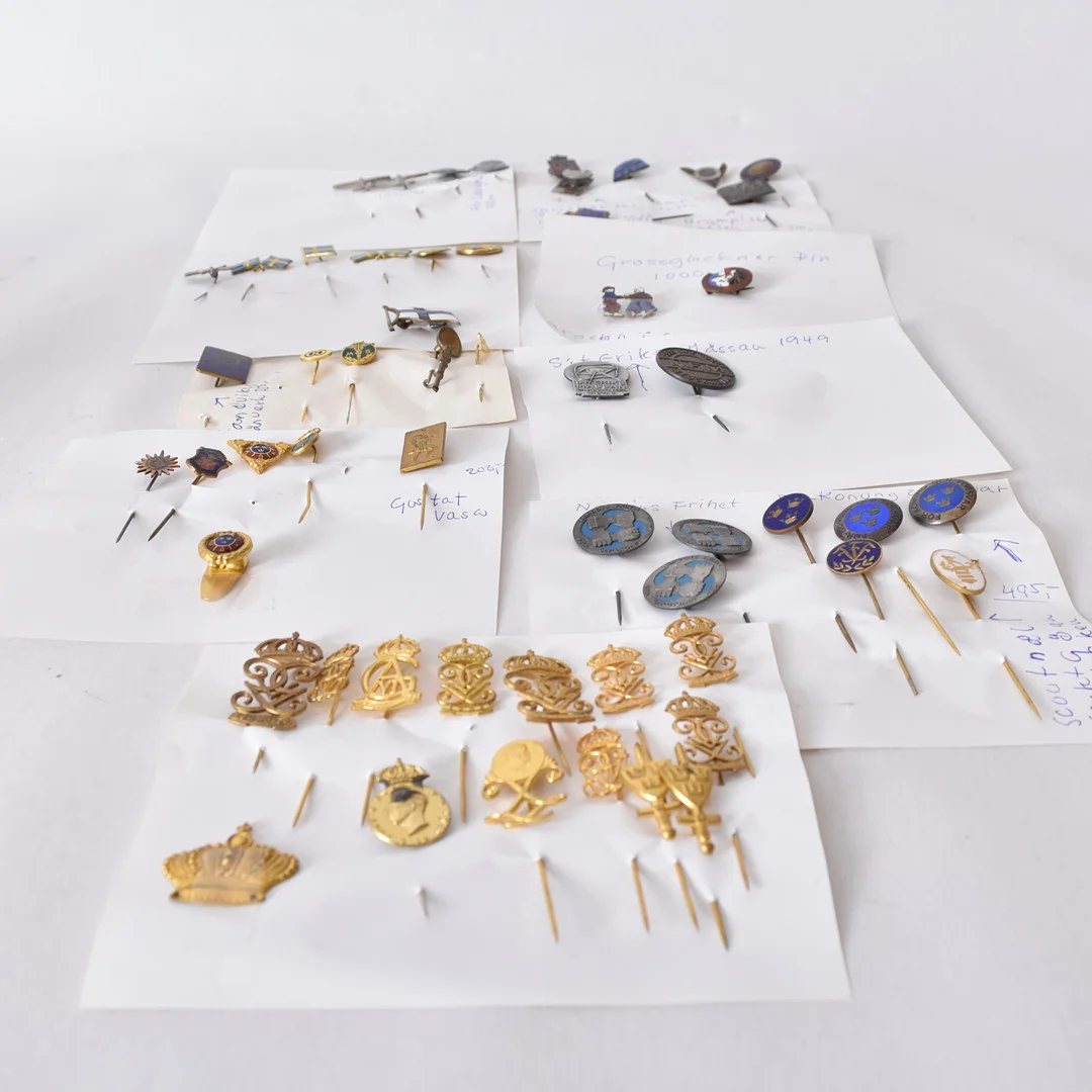 PARTI NÅLAR OCH PINS. — Other collectables — Halmstads Auktionskammare