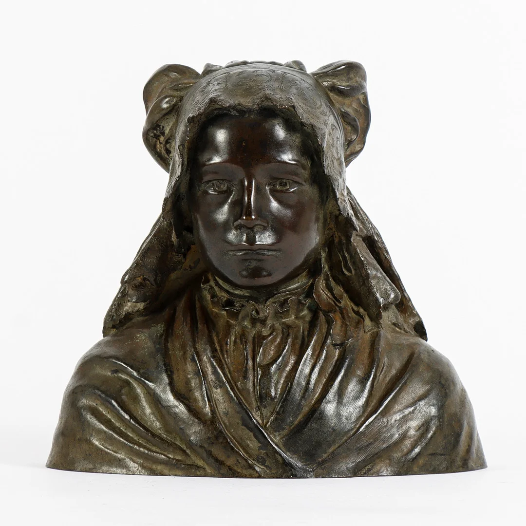 HUGO ELMQVIST. "Bretagneska" / "Flicka från Ile de Batz". — Sculptures & Bronzes — Karlstad Hammarö Auktionsverk