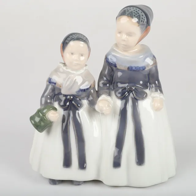 LOTTE BENTER. Figurin, Amagerflickor, porslin, Royal Copenhagen, Danmark.