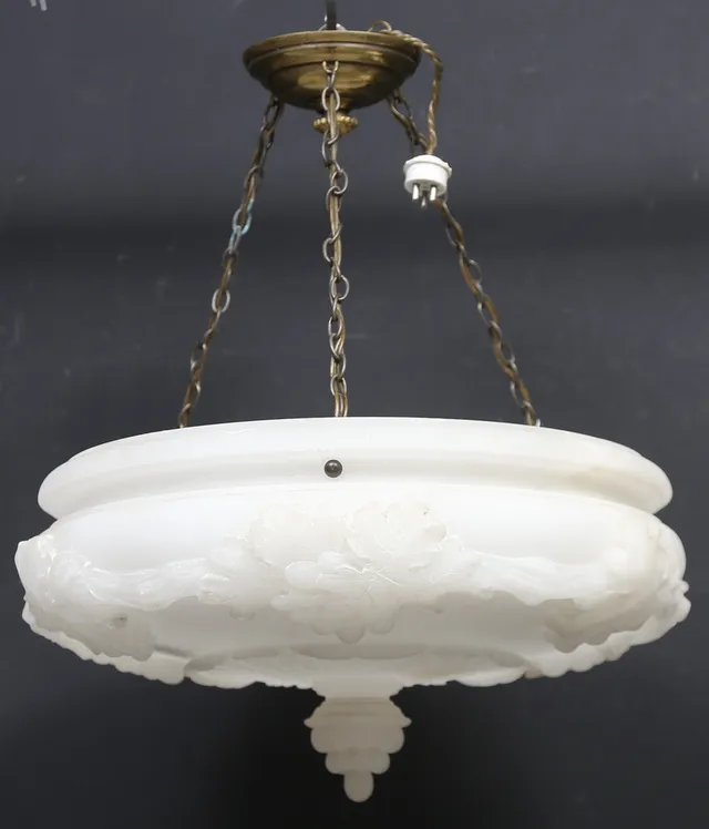 AMPEL, alabaster, 1900-talets första hälft, höjd ca. 50 cm.