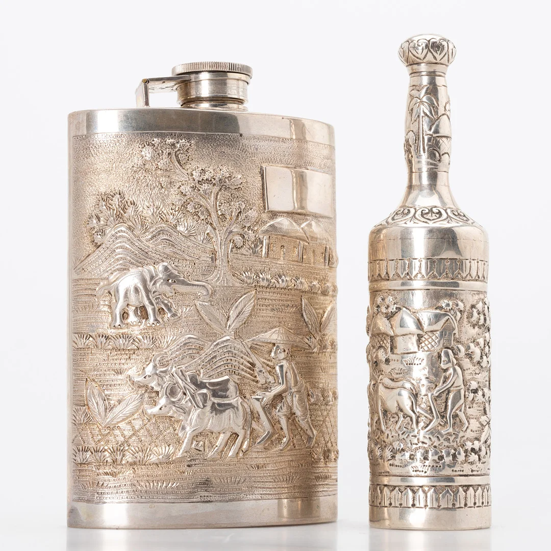 Flachmann und Flakon / kleine Flasche, Calcutta, Indien (2). — Asiatica — Stockholms Auktionsverk Hamburg
