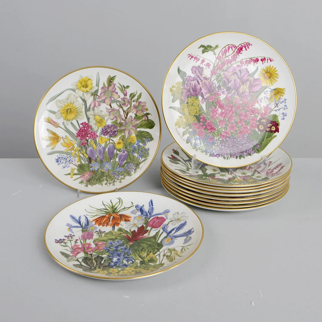 TALLRIKAR, 11 st, "Flowers of the year", Franklin Porcelain, Wedgwood, England, 1970-tal. — Tableware — Formstad Auktioner