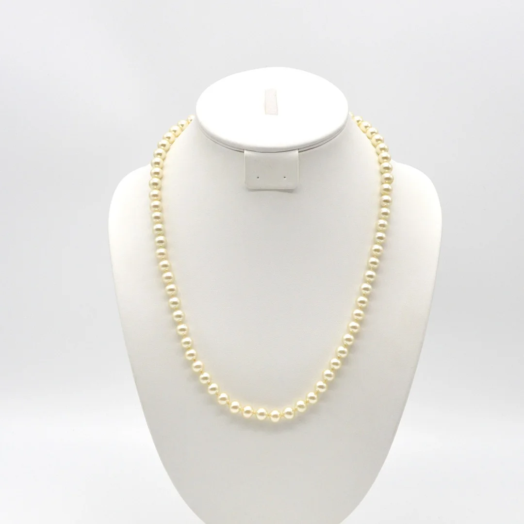 AKOYA PERLENCOLLIER MIT DREI FARBSTEINEN AUF DEM VERSCHLUSS, UM 1970, CA. 57CM. — Necklace — Kunst- und Auktionshaus Kleinhenz