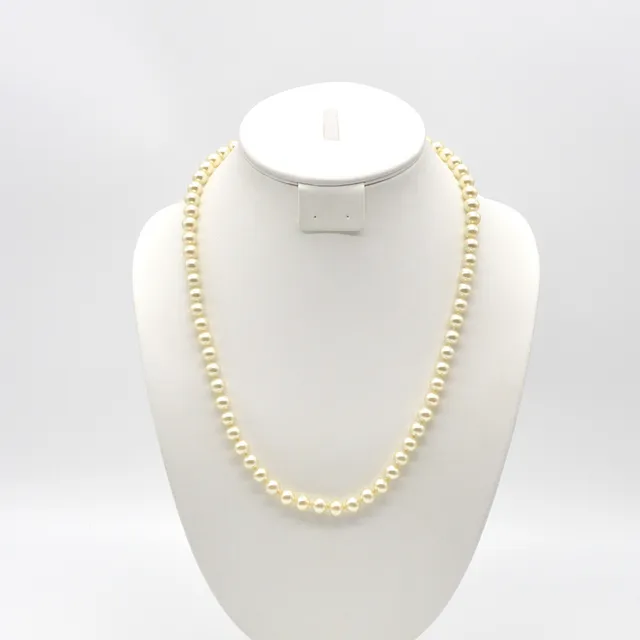 AKOYA PERLENCOLLIER MIT DREI FARBSTEINEN AUF DEM VERSCHLUSS, UM 1970, CA. 57CM.