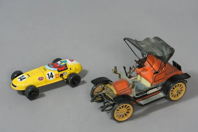 Schuco 1228 Opel DOKTORWAGEN samt  Shell STP 14 bil, mekanisk legetøj (2)