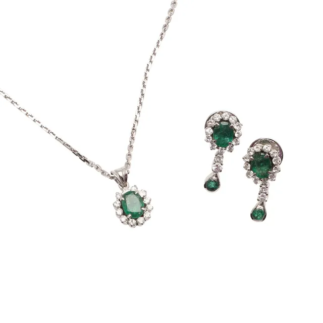 AN EMERALD & DIAMOND CLUSTER PENDANT AND EARRINGS.