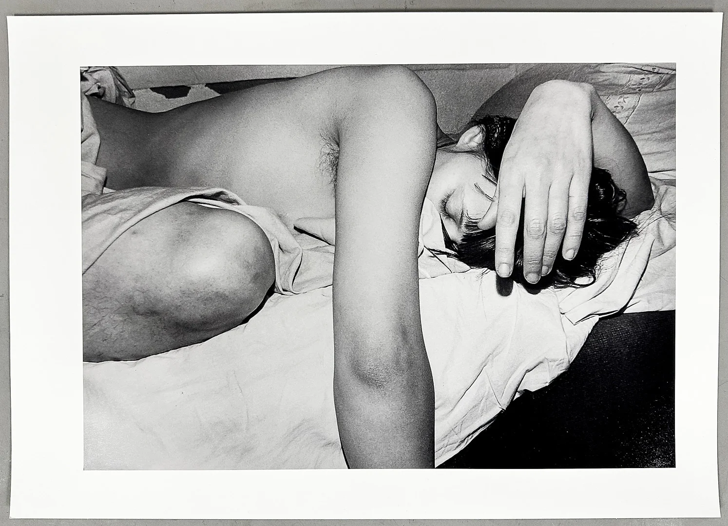EVA KLASSON. FOTOGRAFI, "I sängen", signerad, daterad 1975, Paris. — Photography — Auktionshuset STO Bohuslän