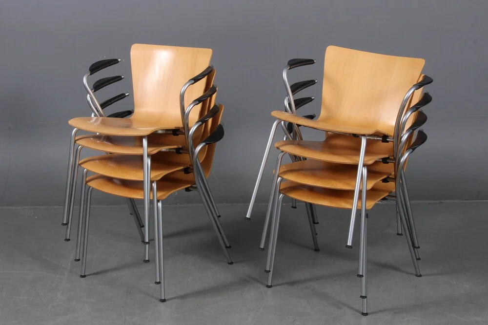 Vico Magistretti. Otte armstole i ahorn. Stabelstole (8) — Furniture/Chairs — Lauritz