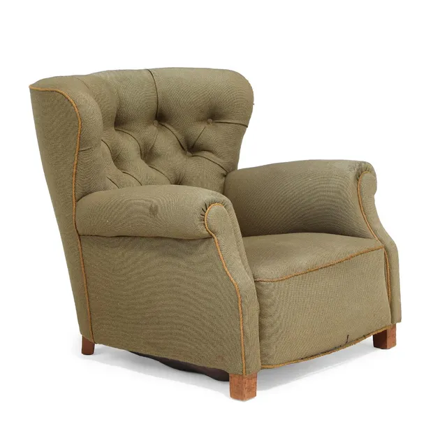 Easy chair with stained beech legs. Seat, sides and back upholstered with green wool, back fitted with buttons. Model 1518. Manufactured 1930–1940s by Fritz Hansen.