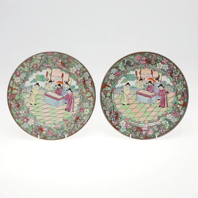 TWO CHINESE FAMILLE ROSE PLATES.