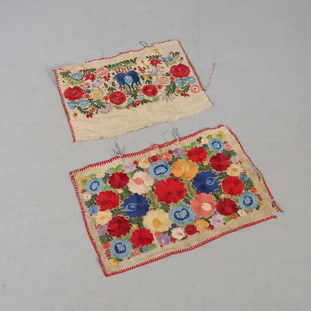 A PAIR OF 20TH CENTURY CREWELWORK PANELS.