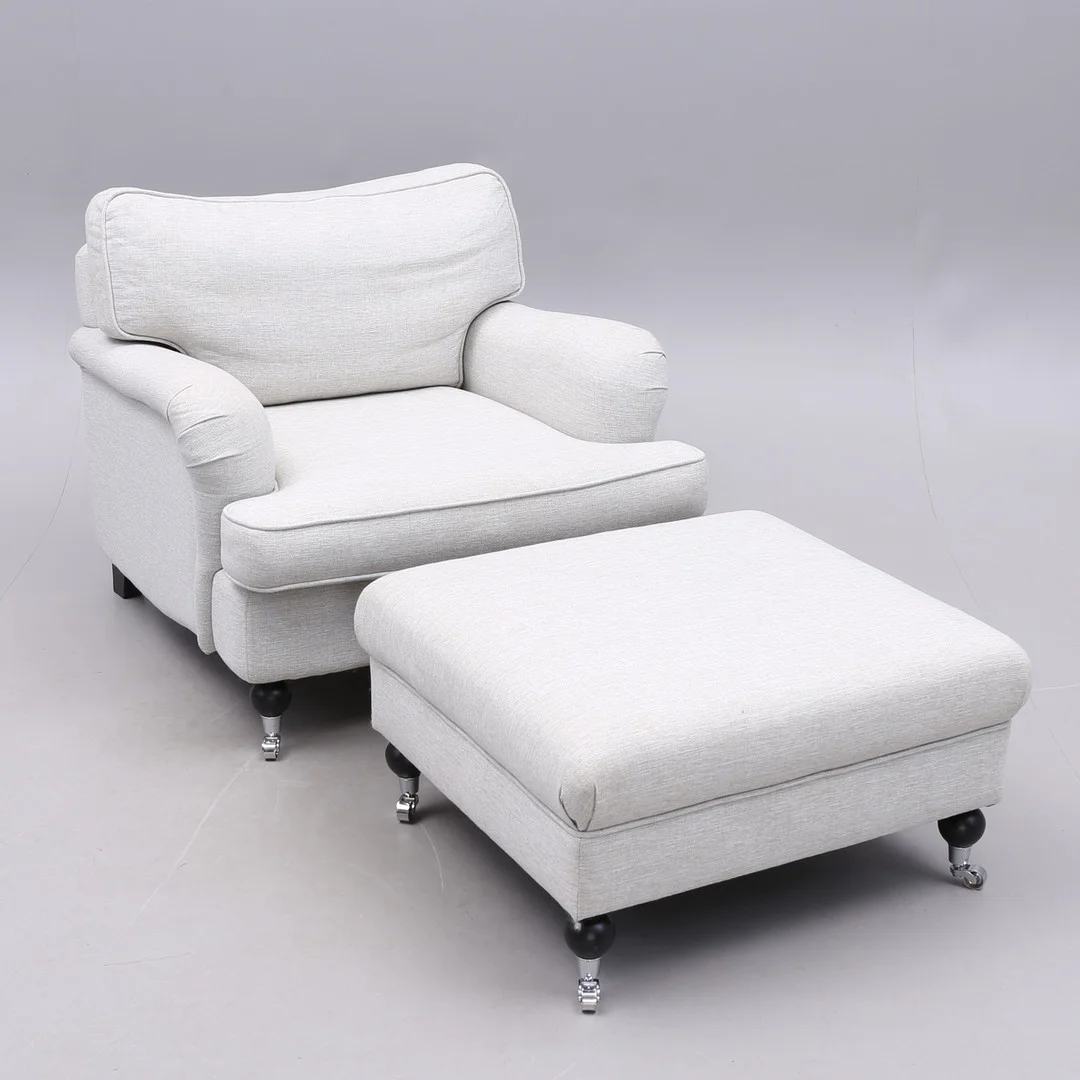 FÅTÖLJ med FOTPALL, 2 delar, Howard-modell. — Armchairs & Chairs — Växjö Auktionskammare