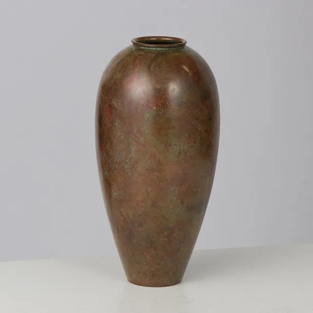 Hasegawa Gasen (1901-1994). Vase af bronze med omvendt dråbeform og flerfarvet overfladepatinering, stemplet, Japan, 1960/70'erne.
