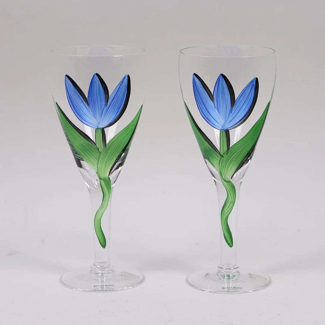 ULRICA HYDMAN-VALLIEN. vinglas, "Tulipa", dekor av blå tulpan, Kosta Boda, 2 st. — Tableware — Markus Auktioner