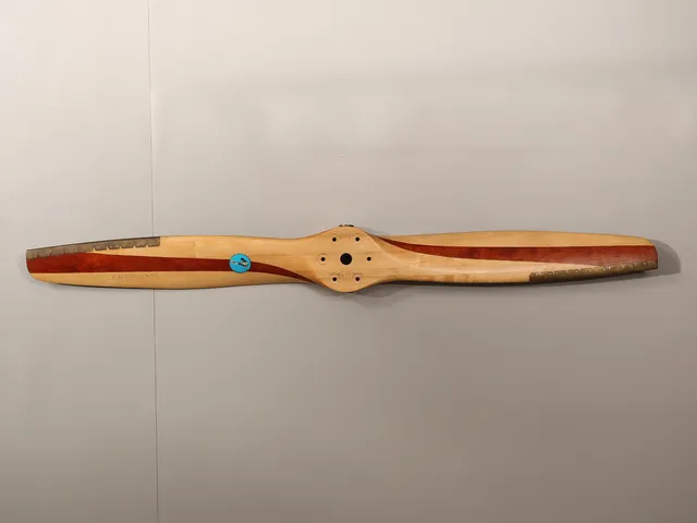 FLYGPLANSPROPELLER, skiktlimmat trä, med mässingsbeslag, 1900-talets sista fjärdedel.