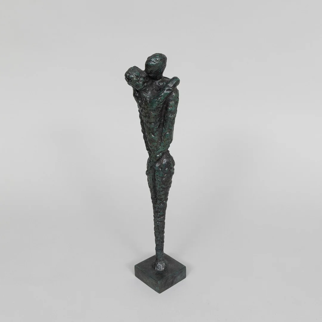 ART PEOPLE GALLERY. "Loving Couple", grönpatinerad brons, samtida, stämplad A P G. — Sculptures & Bronzes — Garpenhus Auktioner