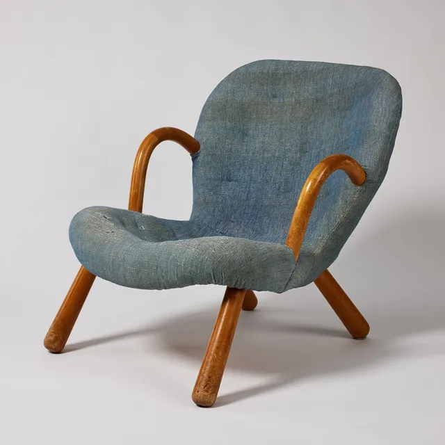 ARNOLD MADSEN. fåtölj, "Muslingestolen / Clam Chair", formgiven 1953, stoppad och klädd sits, ben och armlän i betsat trä, tidigare tillskriven Philip Arctander.