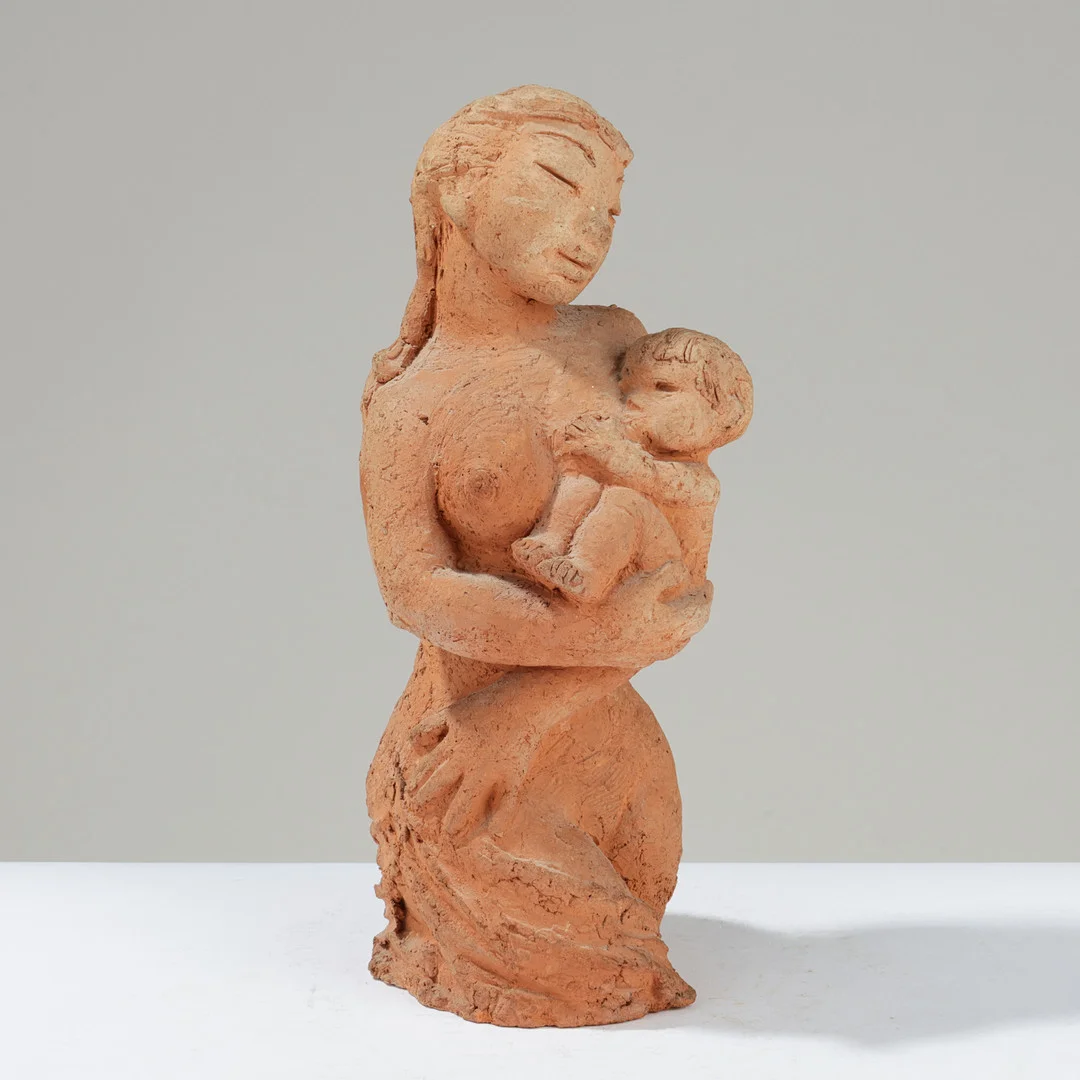 Kvinde med barn, skulptur af uglaseret lertøj. — Sculptures & Bronzes — Palsgaard Kunstauktioner
