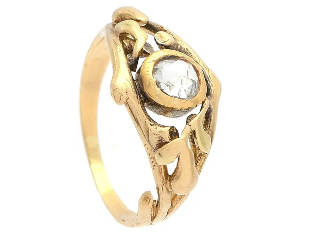 RING, 18K guld, rosenslipad diamant, stl 16,5 mm, vikt 3,7 g, inneslutning som nåt ytan (hålighet).