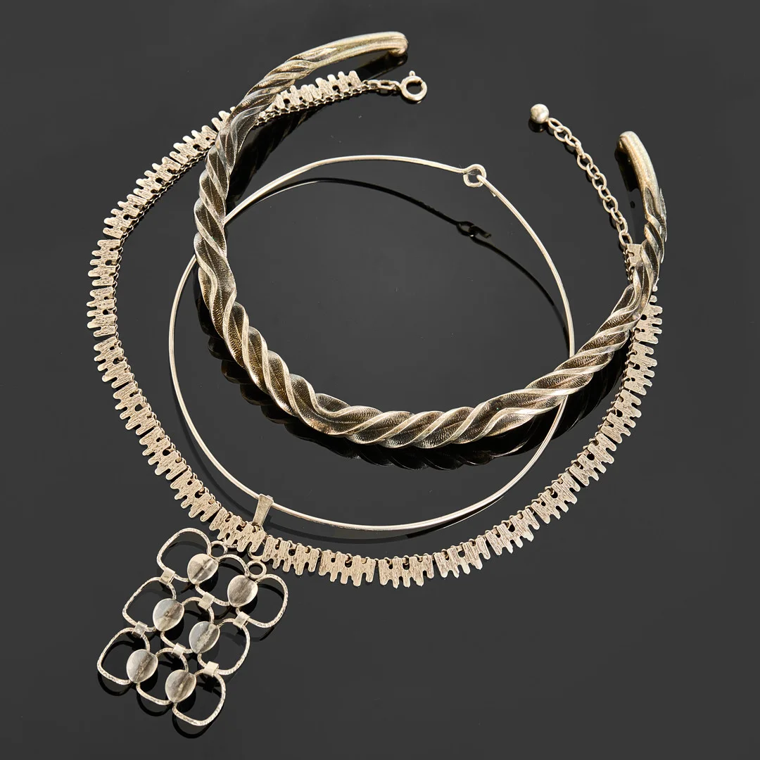 HALSBAND, 3 st, silver samt vitmetall, olika modeller och former. — Necklace — Crafoord Auktioner Stockholm