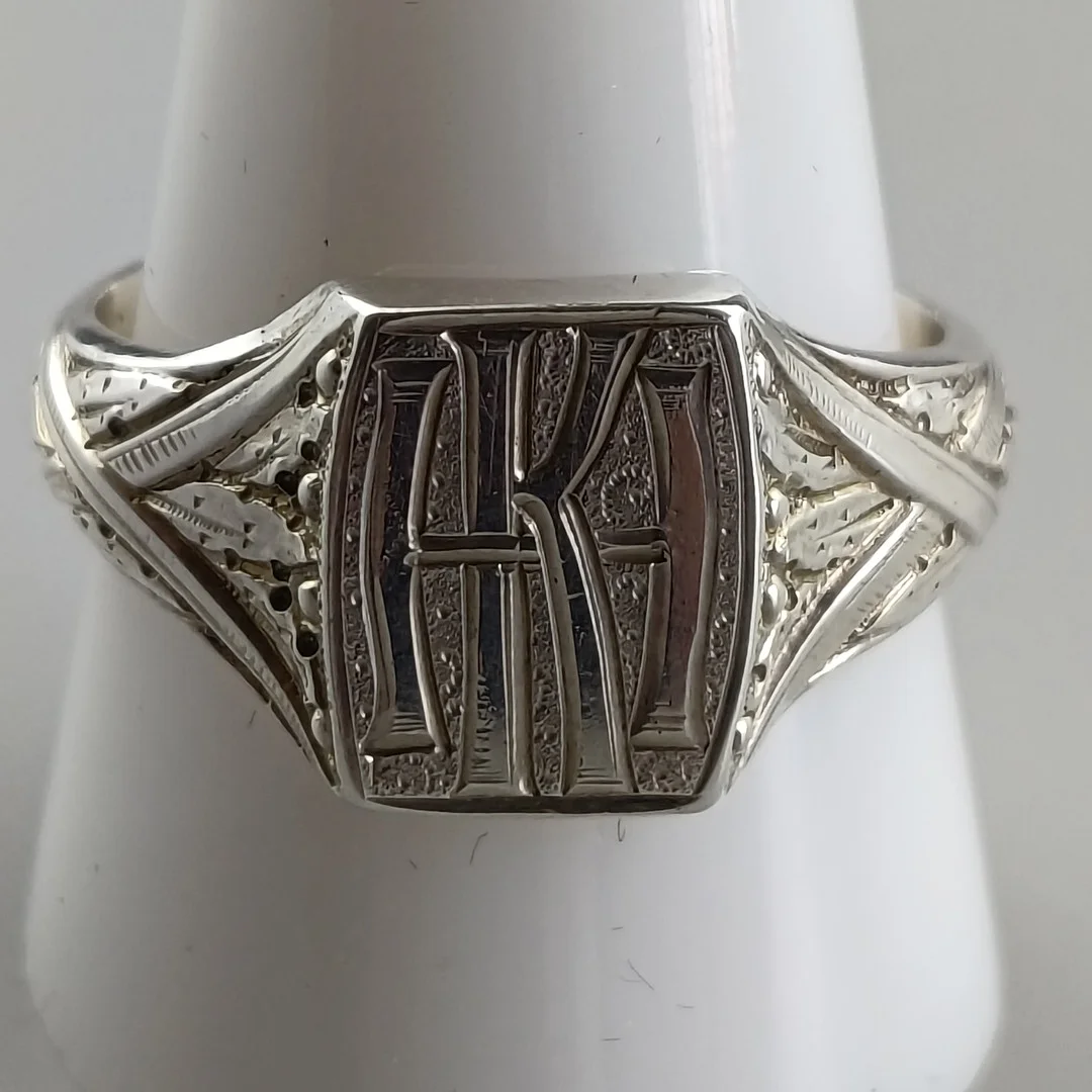VINTAGE-SIEGELRING MIT MONOGRAMM „HK“ – SILBER. — Rings — Auktionshaus Blank