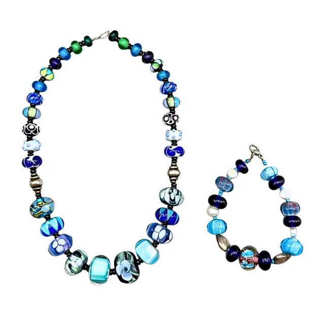 GLASPERLEN-SCHMUCKSET AUS KETTE UND ARMBAND.