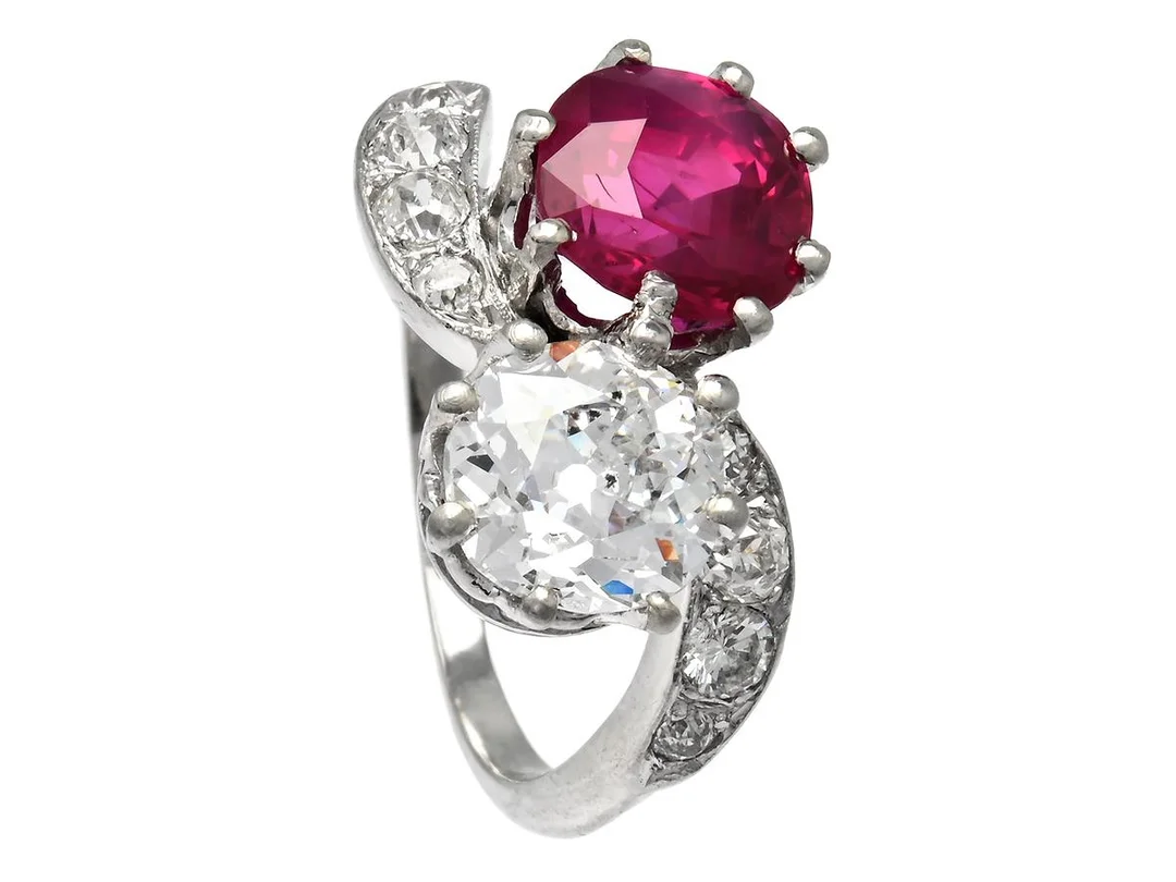 SYSKONRING, platina, kuddslipad Burmesisk obehandlad rubin 2,41 ct, GCS report 5785-0036, antikslipad diamant ca 1,47 ct, ca R(E)/SI2, gammalslipade diamanter ca 0,40 ctv, Fransk kontrollstämpel, 1930-tal, stl 16 mm, vikt 7,0 g, den antikslipade diamanten har nagg, en sidosten utbytt, några sidostenar har nagg och skador. — Smycken/Ring — Kaplans