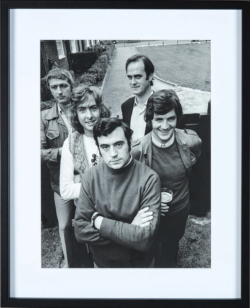 ROLF ADLERCREUTZ (FÖDD 1945). "Monty Python", London 1970, fotografi, archival pigment print på bomullspapper, numrerad á tergo 7/20. — Photography — Stockholms Auktionsverk Sickla
