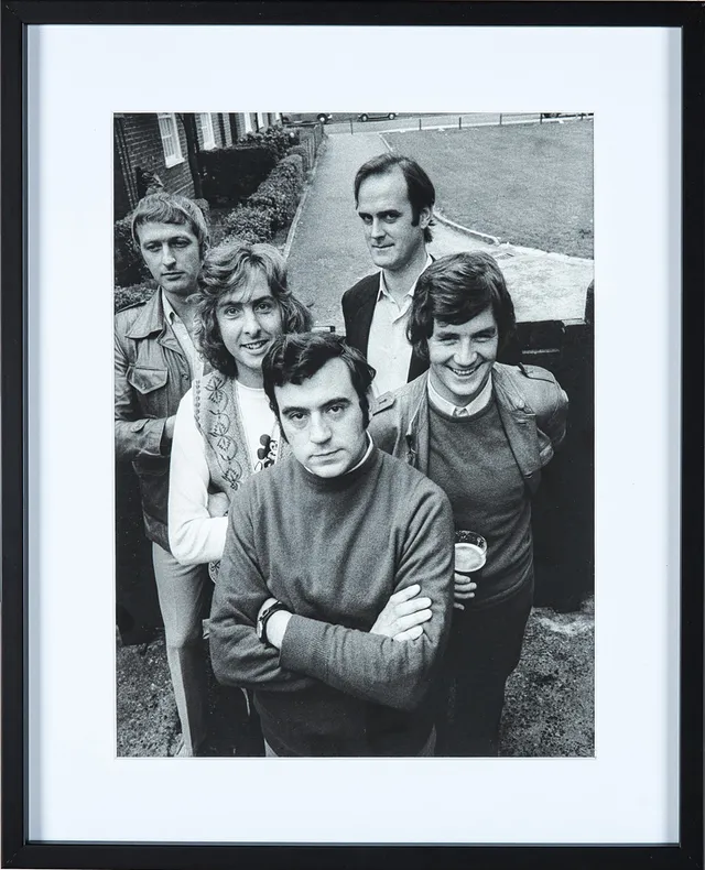 ROLF ADLERCREUTZ (FÖDD 1945). "Monty Python", London 1970, fotografi, archival pigment print på bomullspapper, numrerad á tergo 7/20.